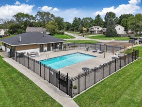 Bexley Apartments in Urbandale, IA - Foto de edificio - Building Photo