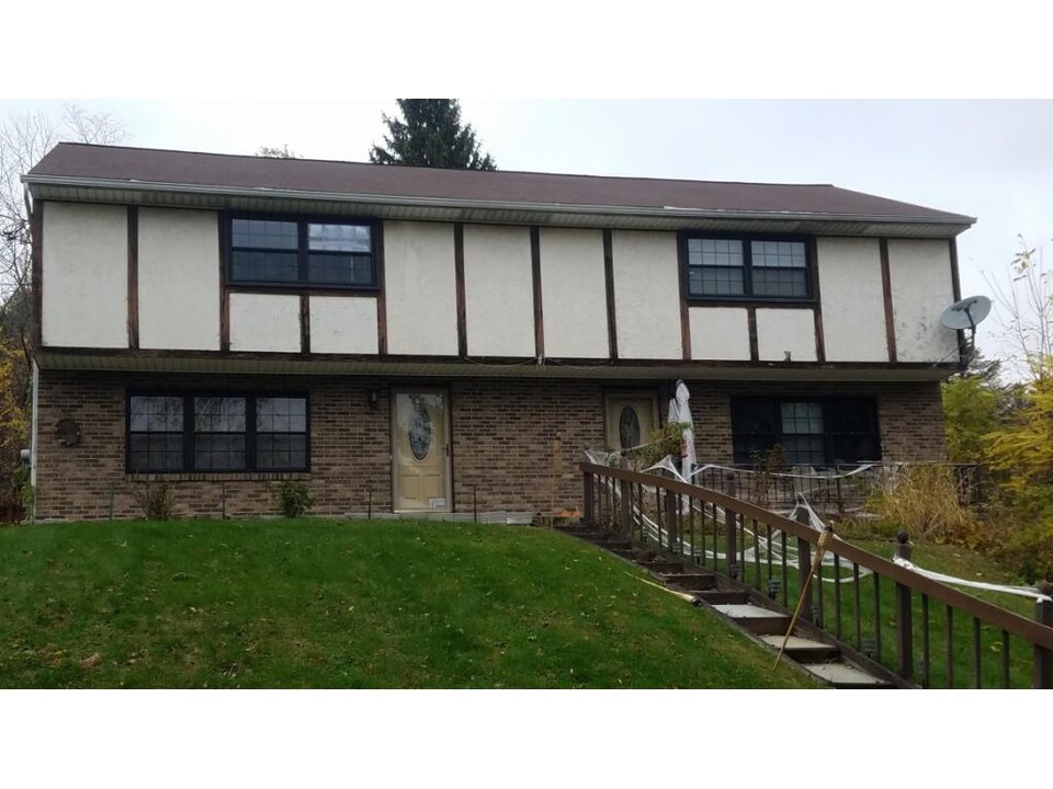 4133 Ohara Dr in Vestal, NY - Foto de edificio