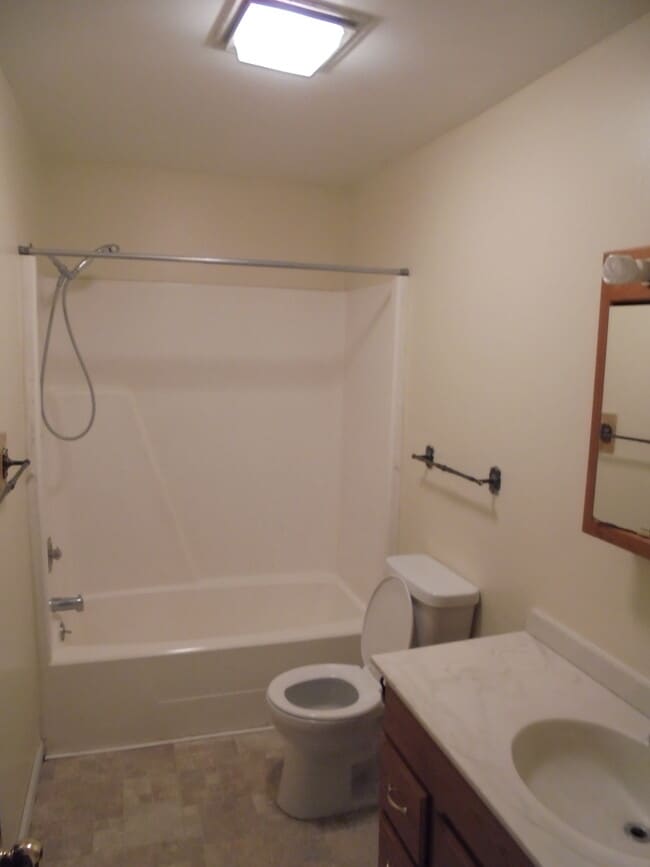 903 Napoleon Rd in Bowling Green, OH - Building Photo - Building Photo