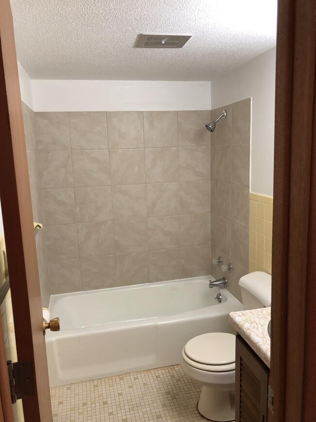 2012 Cedar St in Muscatine, IA - Building Photo - Building Photo