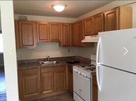 141 Golf Rd in Darby, PA - Building Photo