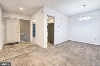 11636 Newbridge Ct in Reston, VA - Foto de edificio - Building Photo