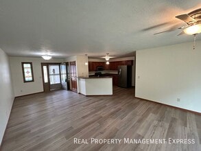 2 Bedroom, 1 Bath Townhome with Amenities! in Sioux Falls, SD - Building Photo - Building Photo