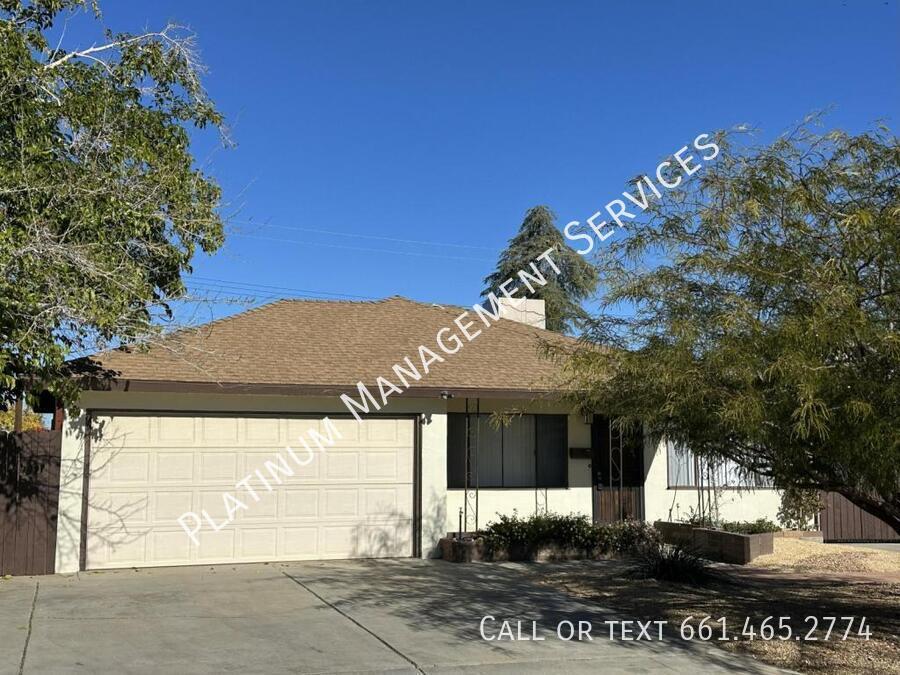 1839 E Ave Q10 in Palmdale, CA - Building Photo
