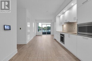 259 The Kingsway in Toronto, ON - Building Photo