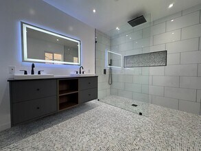 2212 Linda Flora Dr in Los Angeles, CA - Building Photo - Building Photo