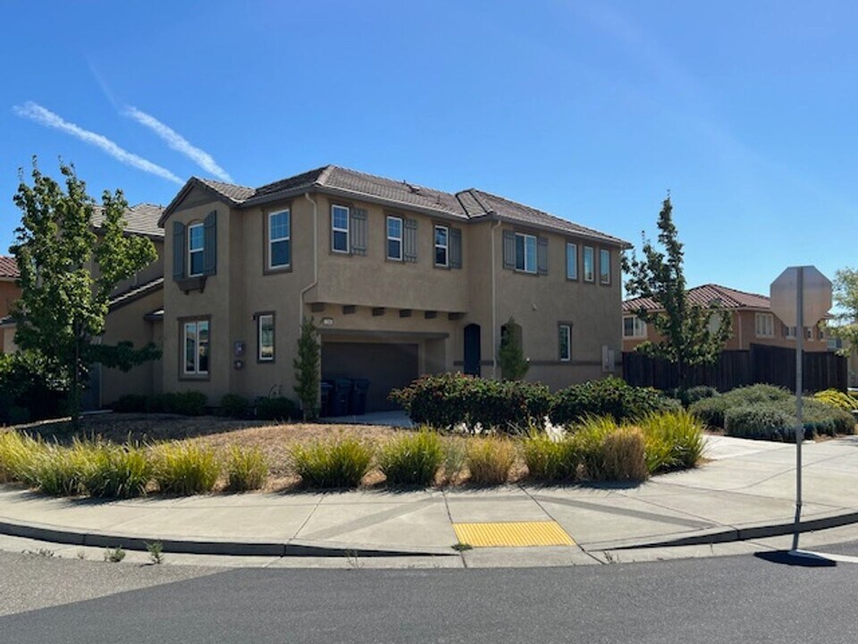 2261 Hancock Dr in Fairfield, CA - Building Photo