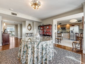 4242 Lomo Alto Dr, Unit N-70 in Dallas, TX - Foto de edificio - Building Photo