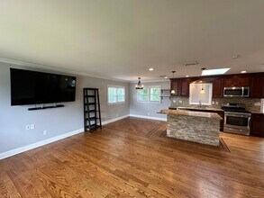 6 Tarinelli Cir in Bridgeport, CT - Foto de edificio - Building Photo