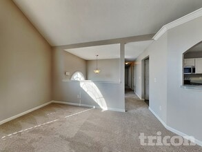 5731 Newnan Cir in Austell, GA - Foto de edificio - Building Photo