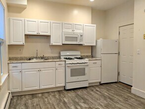 8 Evergreen Sq, Unit 1 in Somerville, MA - Foto de edificio - Building Photo
