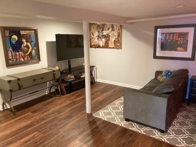 425 Undercliff Ave, Unit Studio basement