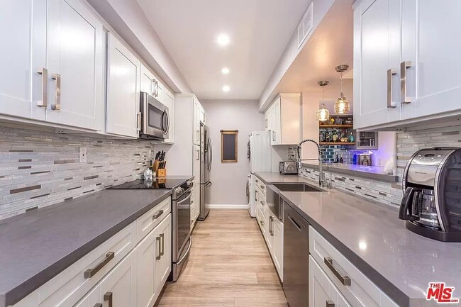 1221 Kings Rd in West Hollywood, CA - Building Photo - Building Photo