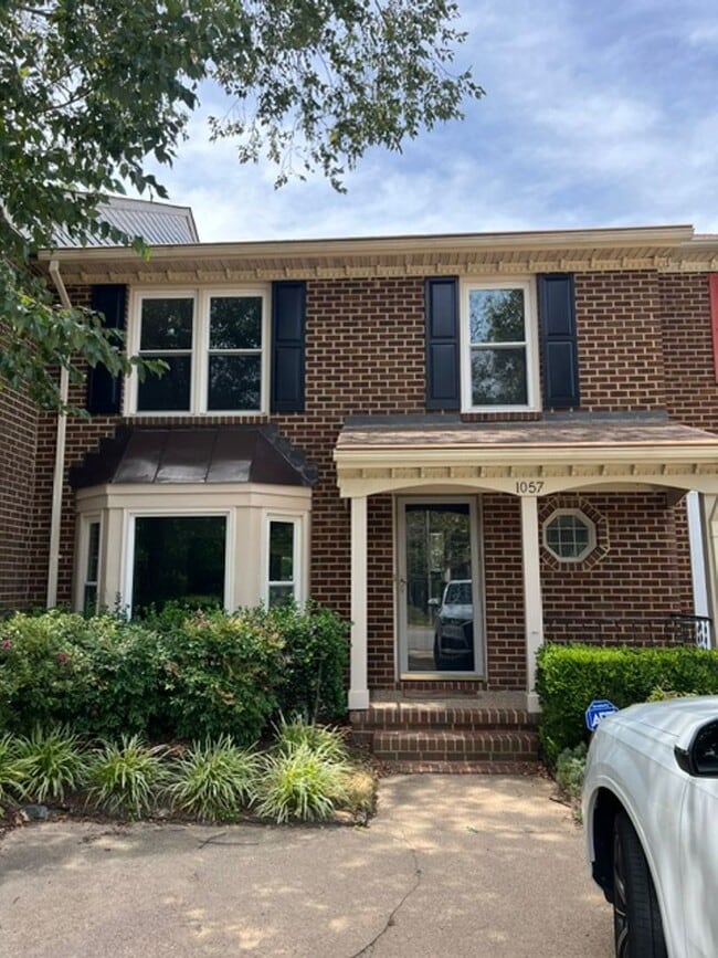 1057 Tottenham Ln