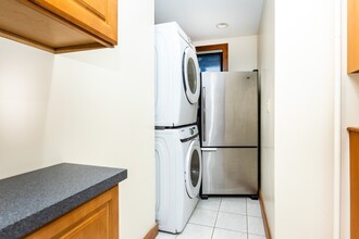 121 Browne St, Unit 2 in Brookline, MA - Foto de edificio - Building Photo