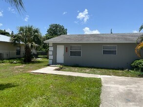 4896 SE Horizon Ave in Stuart, FL - Building Photo - Building Photo