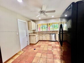 10025 SW 111th St in Miami, FL - Building Photo - Building Photo
