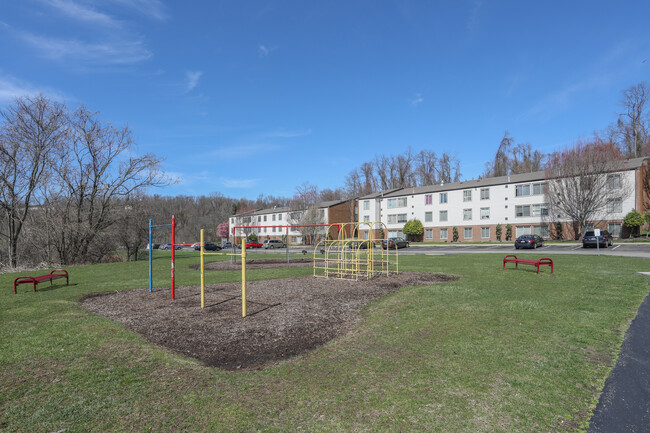 Mifflin Estates in West Mifflin, PA - Building Photo - Building Photo