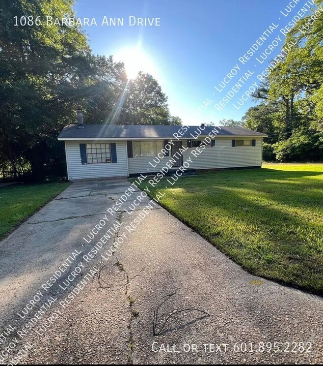 1086 Barbara Ann Dr in Jackson, MS - Building Photo