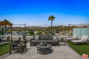 5750 Hollywood Blvd in Los Angeles, CA - Building Photo