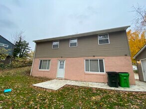 571 Grayton Rd in Berea, OH - Building Photo - Building Photo