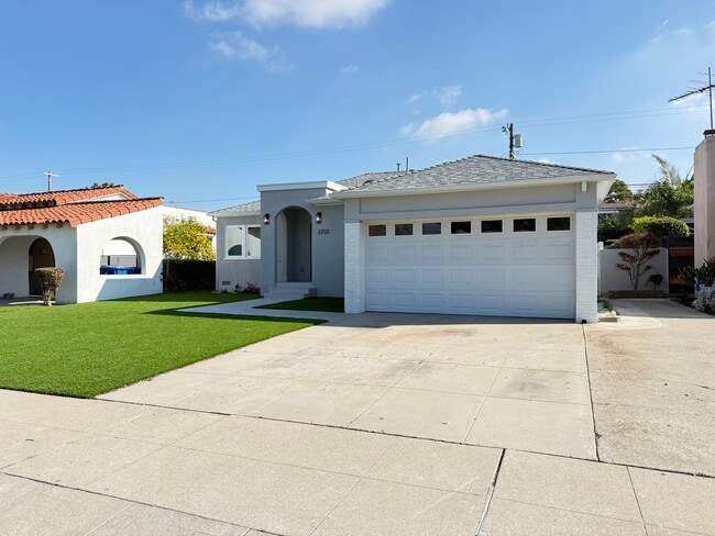 3702 Somerset Dr in Los Angeles, CA - Foto de edificio - Building Photo