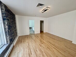 36 Saint-Paul Rue E in Montréal, QC - Building Photo - Building Photo
