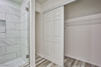 5187 Caliente St in Las Vegas, NV - Building Photo - Building Photo
