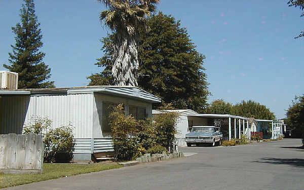 2042 Tully Rd in Hughson, CA - Foto de edificio