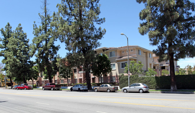 Noble Pines Apartments in Canoga Park, CA - Foto de edificio - Building Photo