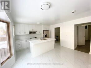 94 Pinewood Dr in Vaughan, ON - Building Photo - Building Photo