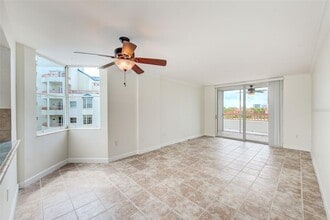 2333 Feather Sound Dr in Clearwater, FL - Building Photo - Building Photo