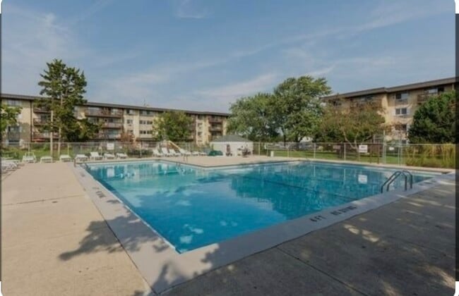 2214 S Goebbert Rd, Unit Unit 275 in Arlington Heights, IL - Building Photo - Building Photo