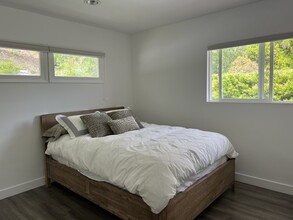 21523 Dumetz Rd in Woodland Hills, CA - Building Photo - Building Photo