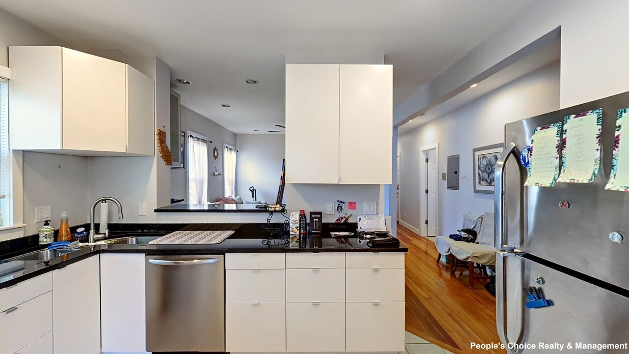 275 Cypress St, Unit 2 in Brookline, MA - Building Photo