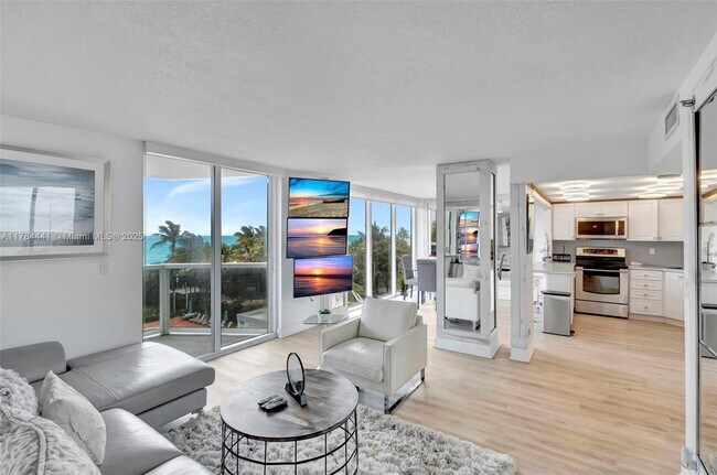 2401 Collins Ave, Unit 601 in Miami Beach, FL - Building Photo - Building Photo