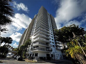 18151 NE 31st Ct in Aventura, FL - Foto de edificio - Building Photo