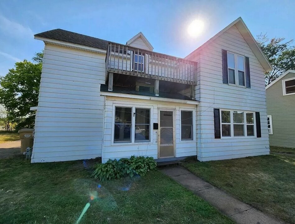 705 Division St, Unit 2 in Eau Claire, WI - Foto de edificio
