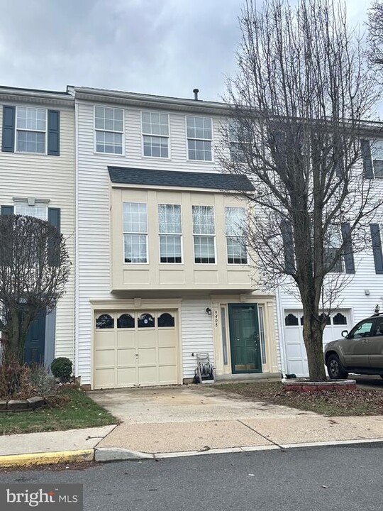 9408 Lanae Ln in Manassas Park, VA - Foto de edificio