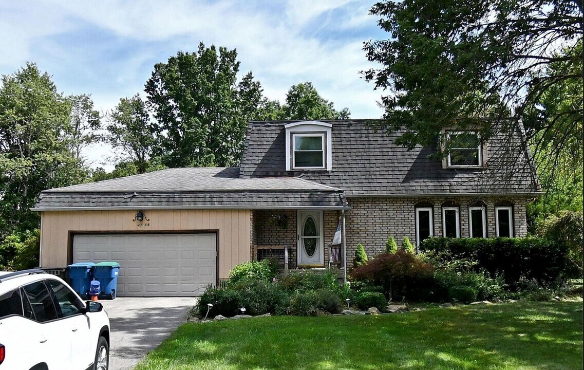 4759 Logan Arms Dr in Youngstown, OH - Foto de edificio