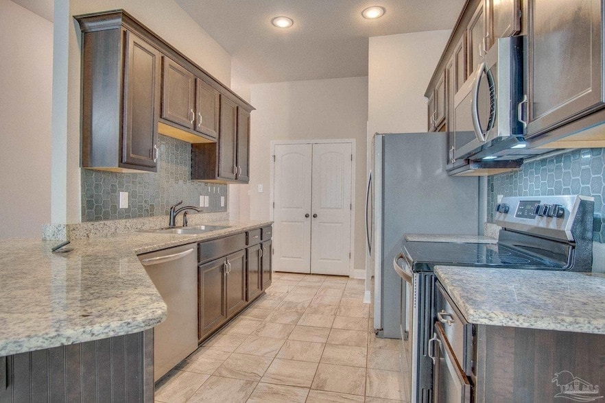 8809 Bellawood Cir, Unit 212 in Pensacola, FL - Foto de edificio