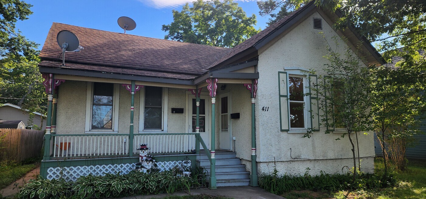 411 1st Ave S in Escanaba, MI - Building Photo