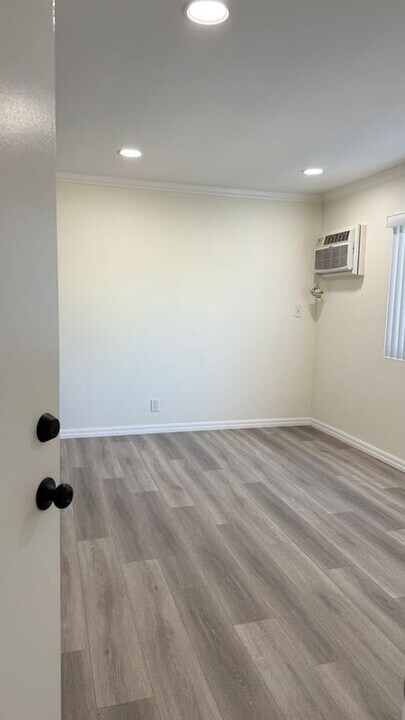 607 S Humphreys Ave in East Los Angeles, CA - Foto de edificio