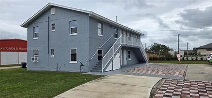 4135 Commercial Dr in Sebring, FL - Foto de edificio - Building Photo