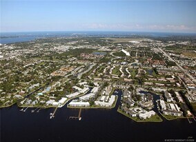 49 SE Sedona Cir in Stuart, FL - Building Photo