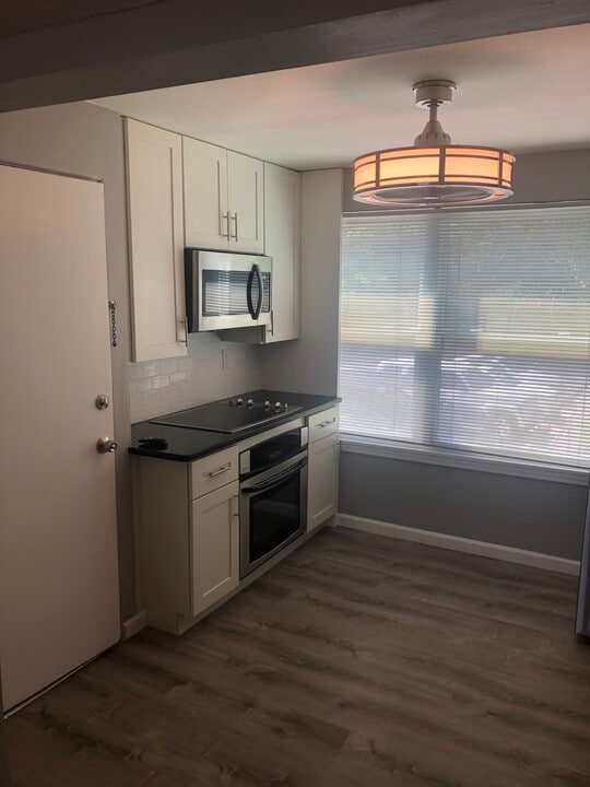 10136 Manchester Rd, Unit B in Kirkwood, MO - Foto de edificio