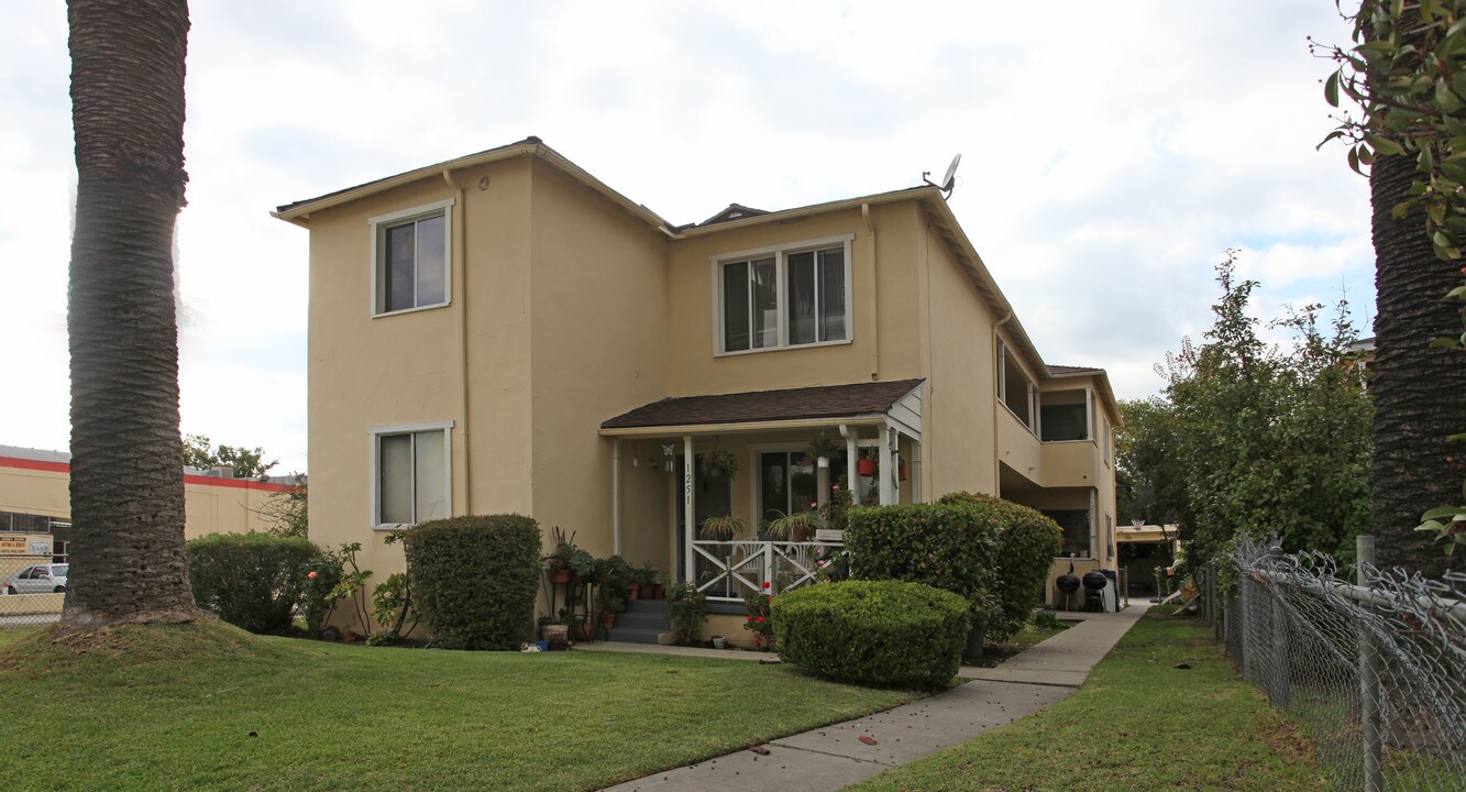 1251 Lincoln Ave in Pasadena, CA - Foto de edificio