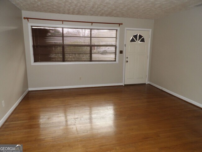 5261 Heather Ln in Atlanta, GA - Building Photo - Building Photo