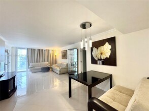 230 174th St in Sunny Isles Beach, FL - Foto de edificio - Building Photo