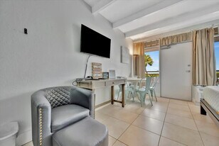611 Destiny Dr in Ruskin, FL - Building Photo